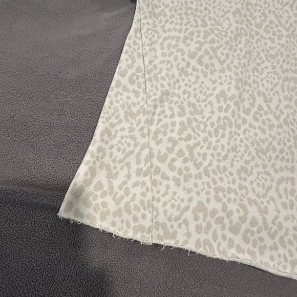 GAP Women's Sweater Grey White Cheetah Print Crew Neck Sweatshirt. Raw Hem. Sz:S - Picture 7 of 10